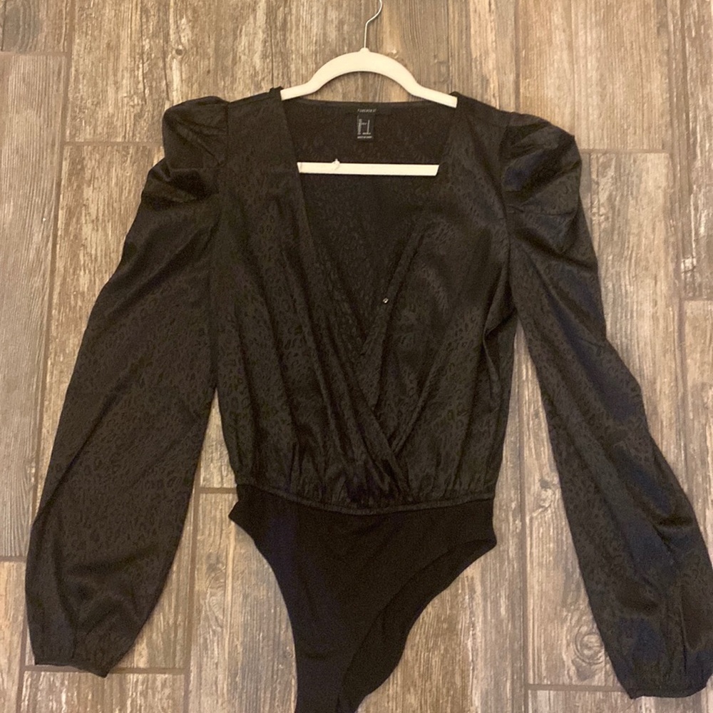 Women’s Forever 21 Black puffy sleeved body suit size small